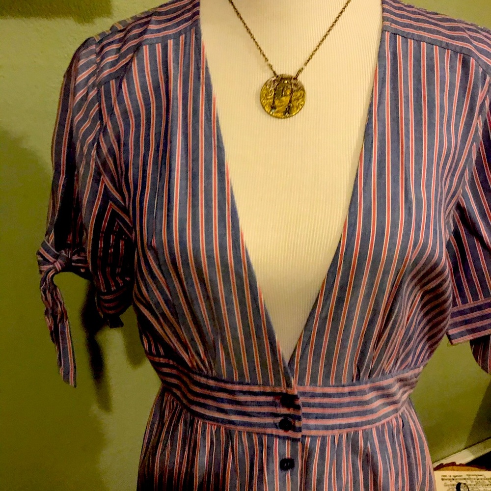 Low cut sundress with bows on sleeve